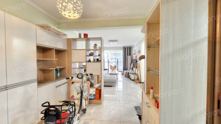 此房满二税费低，全南户型，采光全天-客厅