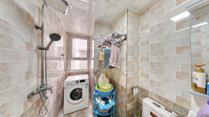 此房满二税费低，全南户型，采光全天-卫生间