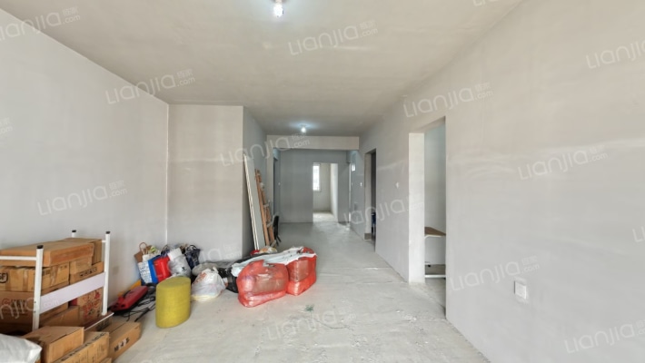 一梯两户，南北通透三居，双卫，有车位，到时候在商量-客厅