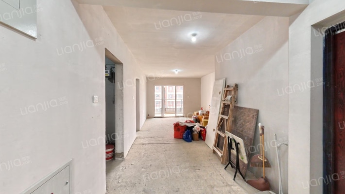 一梯两户，南北通透三居，双卫，有车位，到时候在商量-客厅