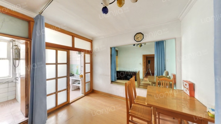 小区离公交车站近，出行很便利，也可直接去高速口-客厅