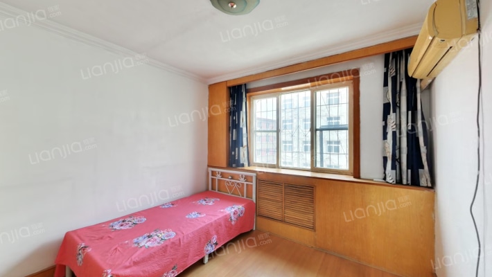 小区离公交车站近，出行很便利，也可直接去高速口-卧室A