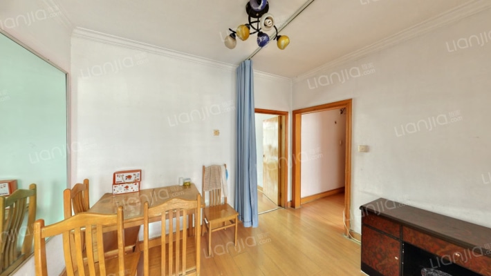 小区离公交车站近，出行很便利，也可直接去高速口-客厅