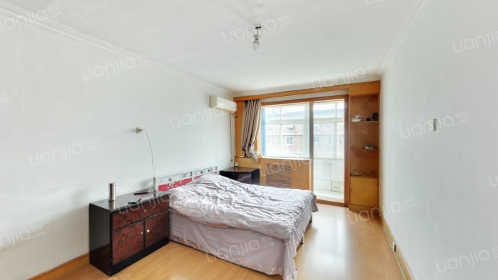 小区离公交车站近，出行很便利，也可直接去高速口-卧室B