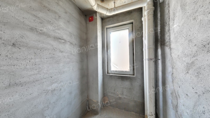 印象城，大社区，南北通透，双明卫大三居，中间楼层-卫生间B