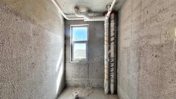 本房子格局不错 南北通透的三居室 全天采光无遮挡-卫生间