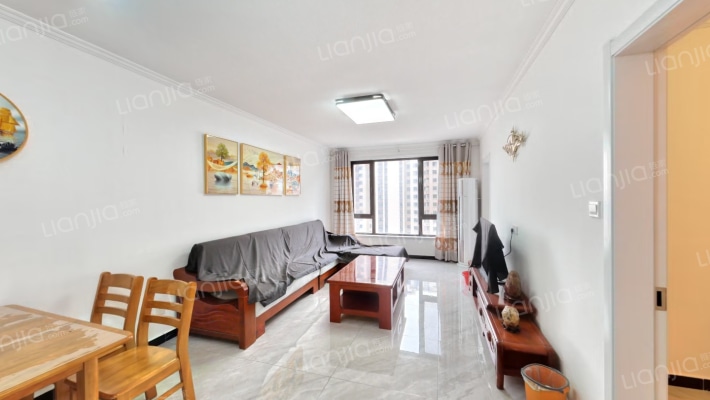 业主自住标准精装修，朝南三居，中间楼层-客厅