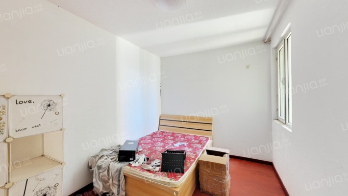 房本满五唯一，户型方正，精装修，业主诚心出售-卧室A