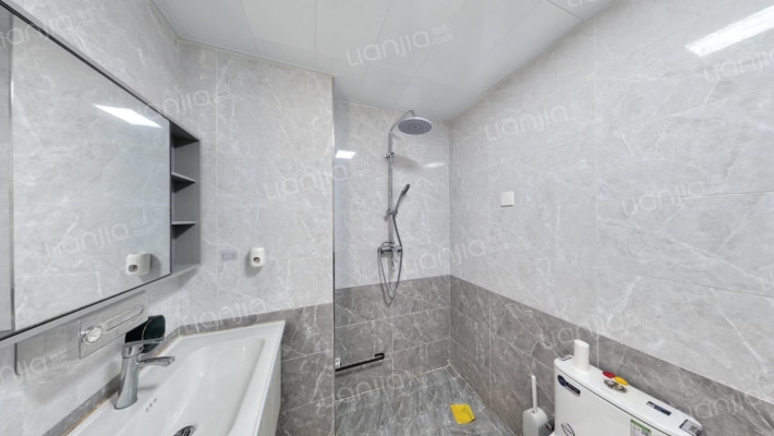 鸿坤精装南北三居室，正对高铁站通勤方便，可直接出租-卫生间