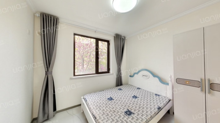 鸿坤精装南北三居室，正对高铁站通勤方便，可直接出租-卧室B