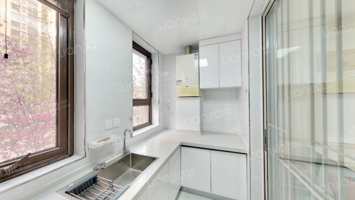 鸿坤精装南北三居室，正对高铁站通勤方便，可直接出租-厨房