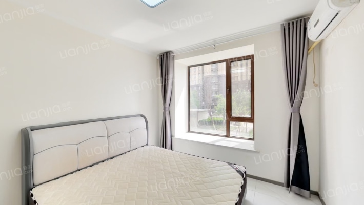 鸿坤精装南北三居室，正对高铁站通勤方便，可直接出租-卧室C