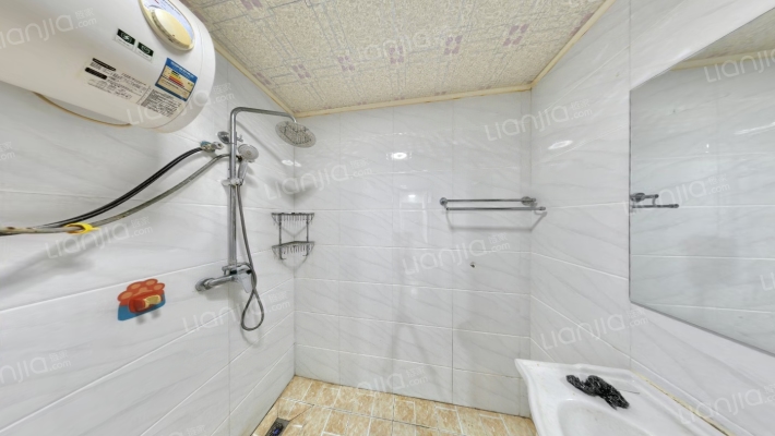 公摊小，楼层好，配套齐全，交通便利。房子带电梯-卫生间