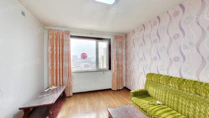 公摊小，楼层好，配套齐全，交通便利。房子带电梯-客厅