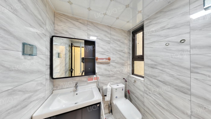 品质社区，南北通透的，明厨明卫！-卫生间