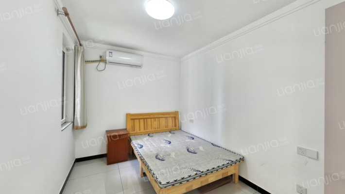 业主诚心出售自住精装两居，卧室空间大-卧室A