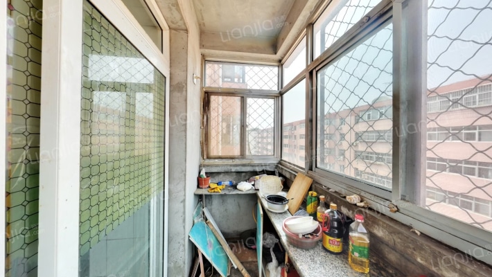 开发区政法街槐林新村南北通透两居出售非顶层-厨房