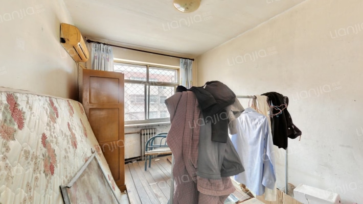 开发区政法街槐林新村南北通透两居出售非顶层-卧室B