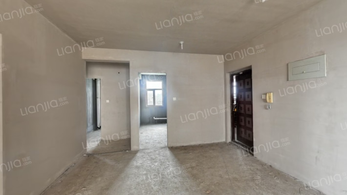 70年大产权 南北通透三居室，交通便利-客厅