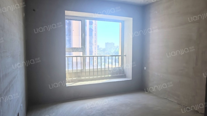 钻石商圈，双卧朝南，双卫生间，客厅带阳台，购物便捷-卧室B