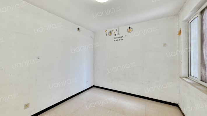 双语校区   开发区位置   交通购物都很方便-卧室A