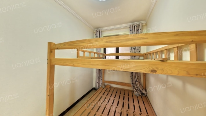 房主自住标准精装修，房本满二，拎包入住-餐厅