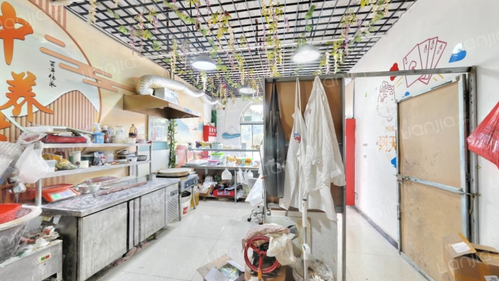 商铺在小区大门东侧，位置好，客流量大-客厅