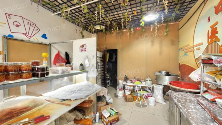 商铺在小区大门东侧，位置好，客流量大-客厅