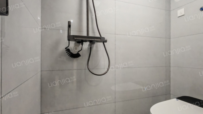 精装修10万标准二居，房主换房诚心出售45万-卫生间