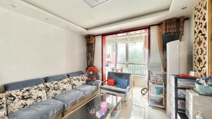 业主自住标准精装修，干净整洁，双语片区，购物方便。-客厅