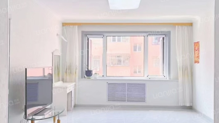 精装修，南北通透，户型方正！！-客厅