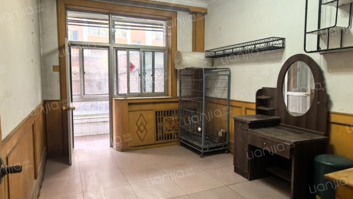 政法街 集中供暖 南北通透三居带小院-卧室C