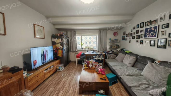 板楼，低密度小区，集中供暖，出门德信。-客厅