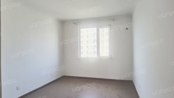 838沿线，70年大产权，集体供暖，房本满五唯一。-卧室B