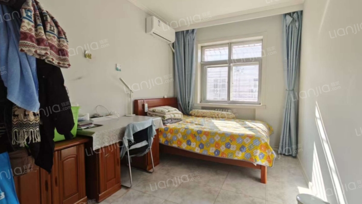 中间楼层，集中供暖，交通方便，精装修-卧室B