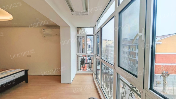 板楼，低密度小区，集中供暖，出门德信公园。-餐厅