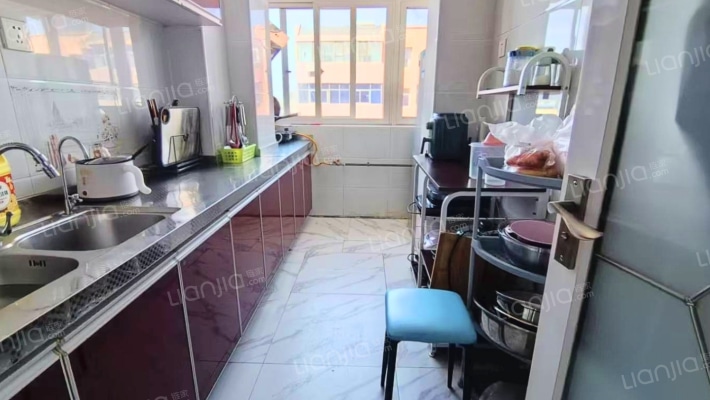 房本满五，精装修小两居，拎包入住。-厨房