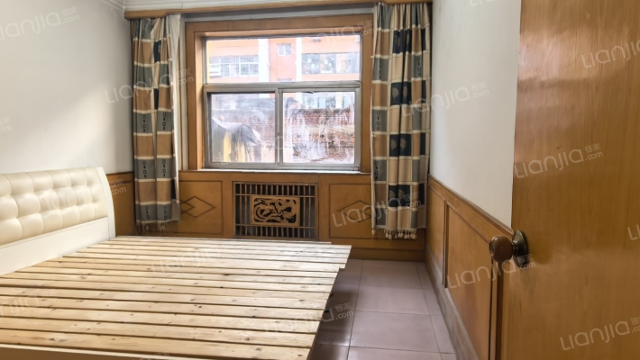 政法街 集中供暖 南北通透三居带小院-卧室A