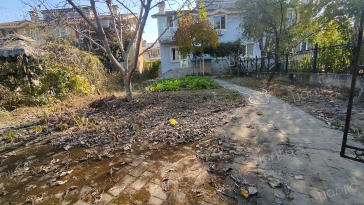 房主出国诚意出售闲置别墅，院子大，带装修拎包入住-窗外景观