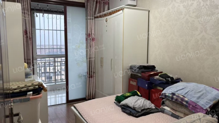 名流城市尊邸，房本满五，中等装修可看房，中间楼层-卧室B