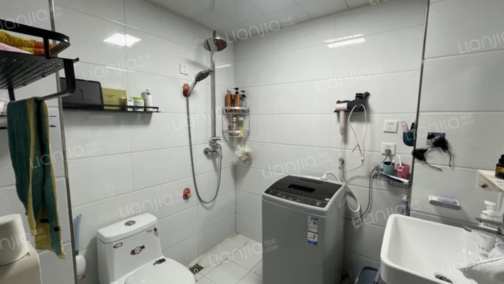 冠云路大产权，南北通透精装修，有房本可过户-卫生间