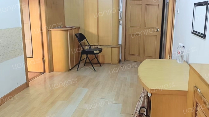 七十年大产权   全阳两居  中间楼层-客厅