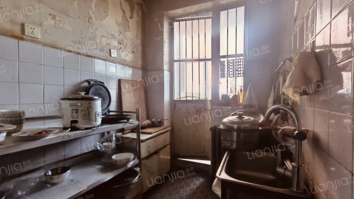 南北通透，采光好，带小院，满五唯一税费低-厨房