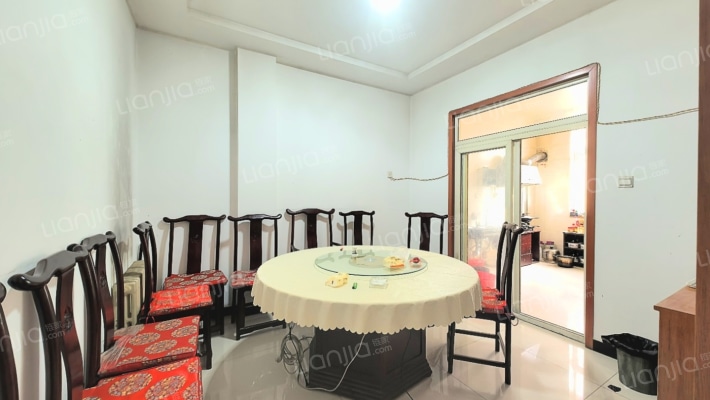 此房本满五 税费低 ，格局 通风性好 ，采光很好。-餐厅