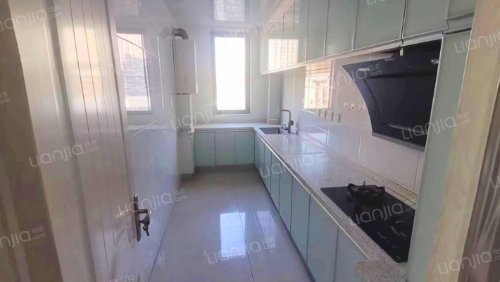 此房满二年，楼层好，视野好，全天采光，-厨房