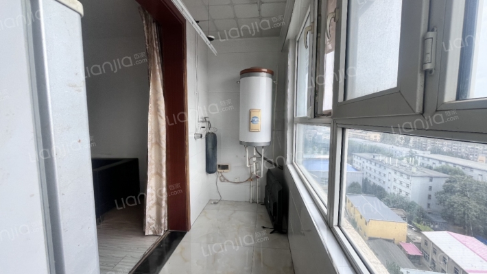 天龙小区电梯房三居，二康医院，宜佳旺。-阳台