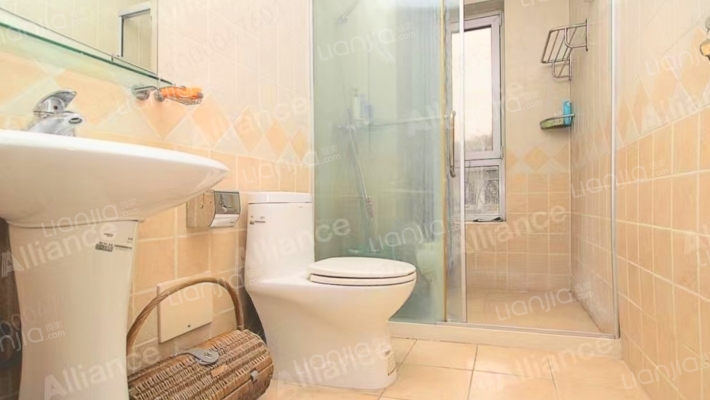 此房带装修，带660平米大院子，交通便利，小区环境好-卫生间B