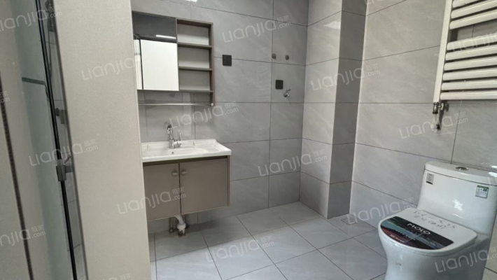 此房属于70年产权住宅，民水民电，-卫生间