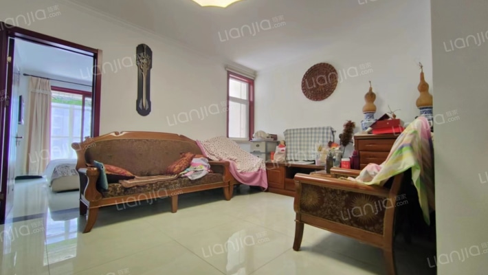 优质精装三居，中间楼层，业主诚意卖-客厅