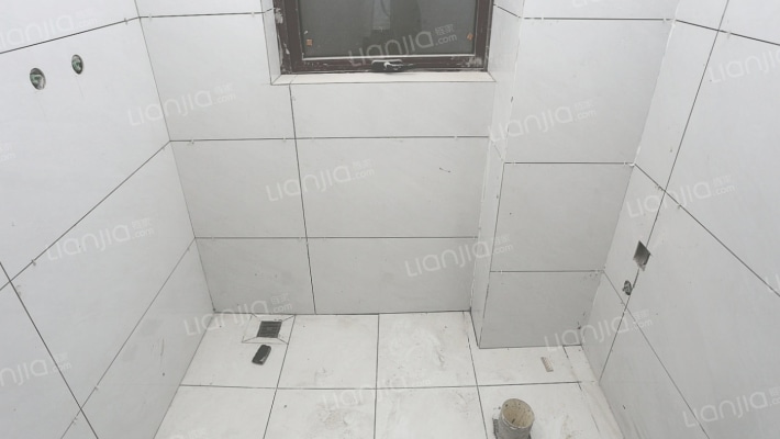 国控锦城 电梯 一梯一户 水电已改 地板已铺 可分批-卫生间B